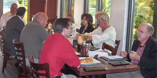  After a big round of applause, members finally let Jim sit down and have lunch.